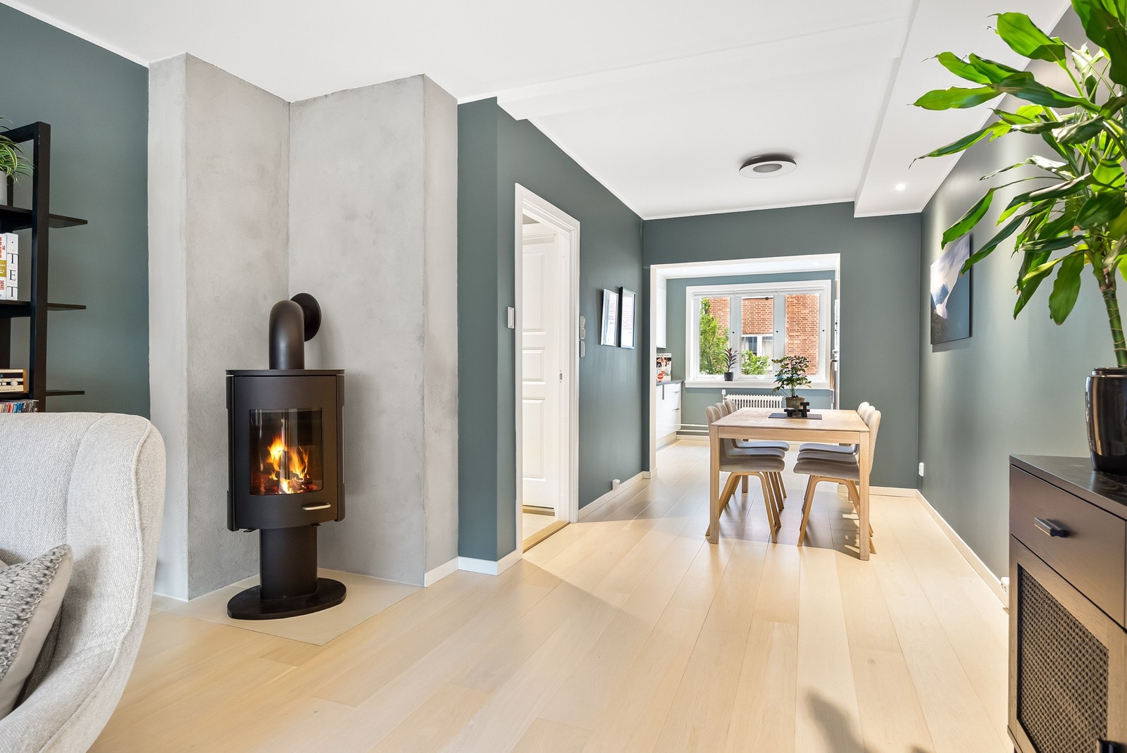Stuen har i tillegg en sjarmerende peis i hjørnet av rommet som gir god varme og ekstra hygge på kalde dager Galleribilde