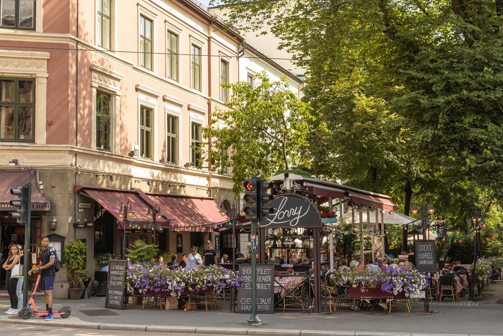 Det er et rikt utvalg av kafeér, utesteder, bakerier og delikatesseforretninger i nærområde Galleribilde