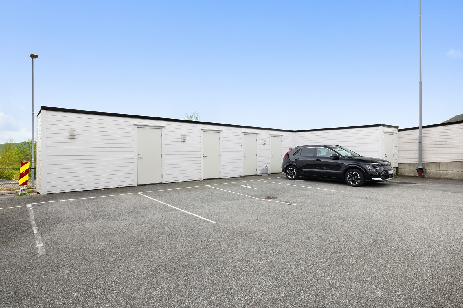Parkeringsplass med boder. Galleribilde