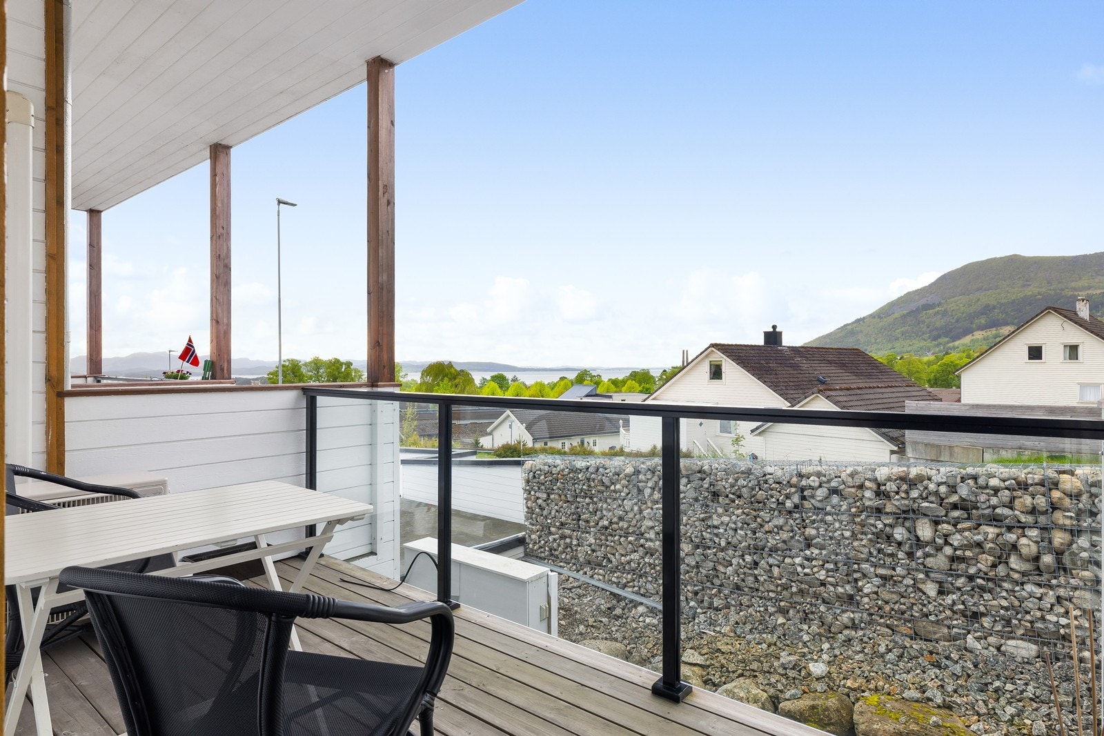 Rekkverk med glass gir åpen utsikt ut mot Barkafjellet og fjorden! Galleribilde