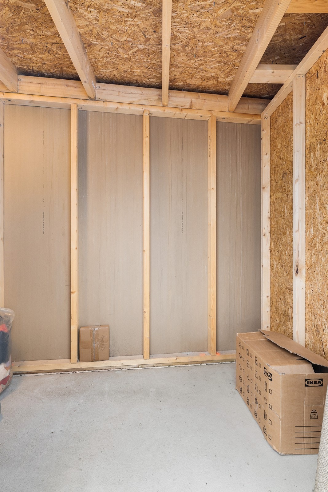 Stor utvendig bod med god oppbevaringsplass. Galleribilde