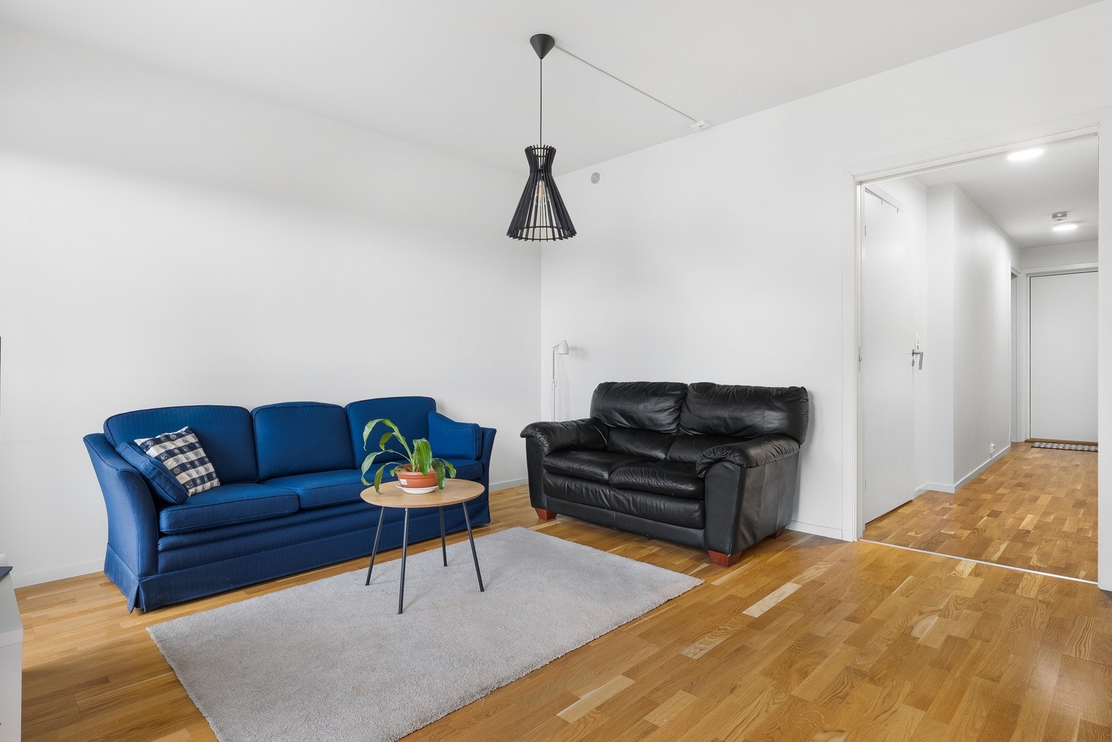 Plass til romslig sofa og TV-sone. Galleribilde
