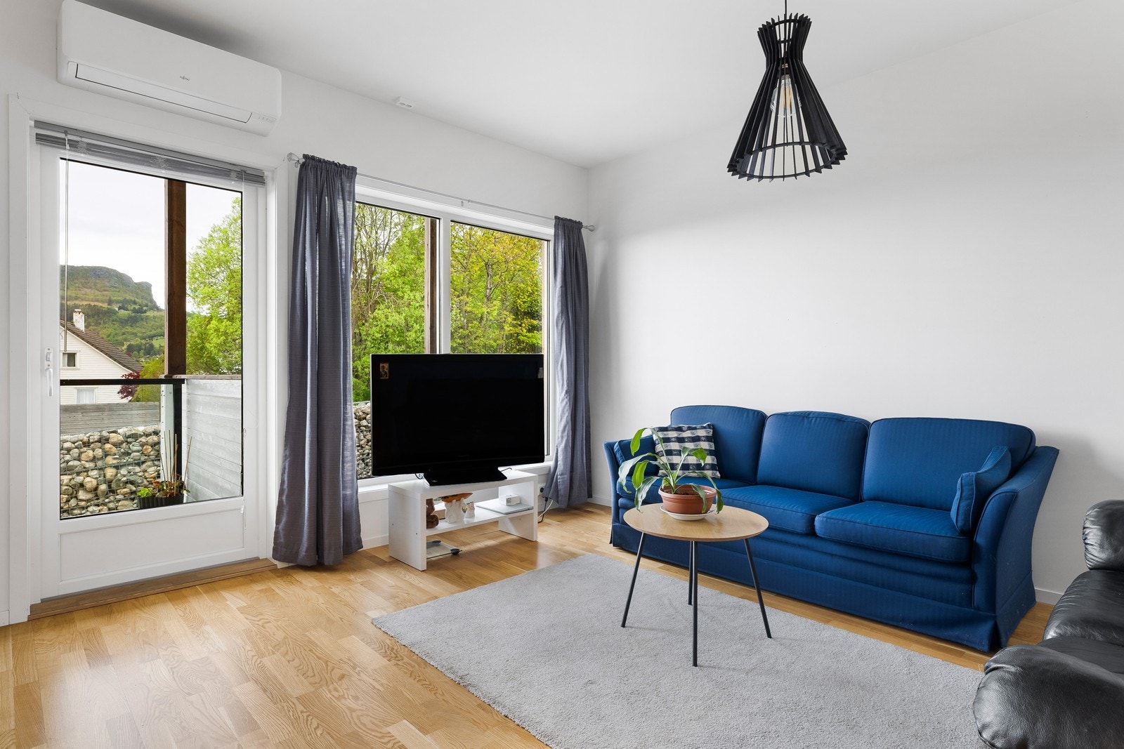 Romslig stue med store vindusflater som slipper inn rikelig med dagslys. Galleribilde