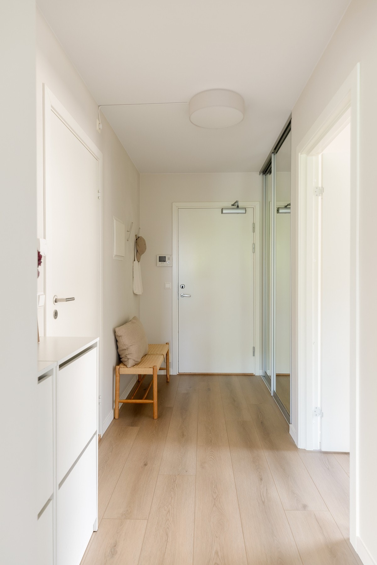 Adkomst via felles trappeoppgang med dørcalling og heis. Galleribilde