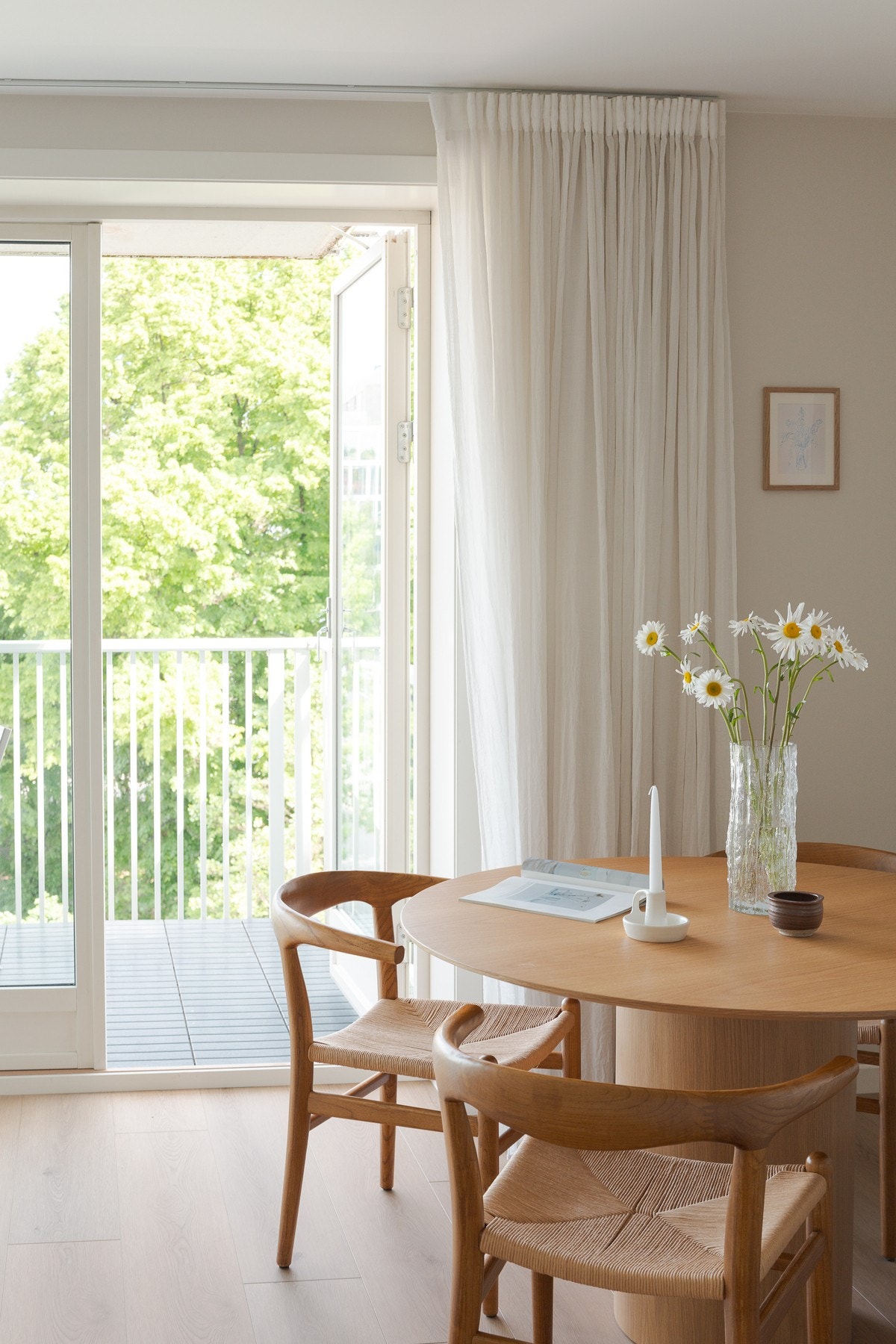 Store vindusflater slipper inn rikelig med naturlig lys. Galleribilde