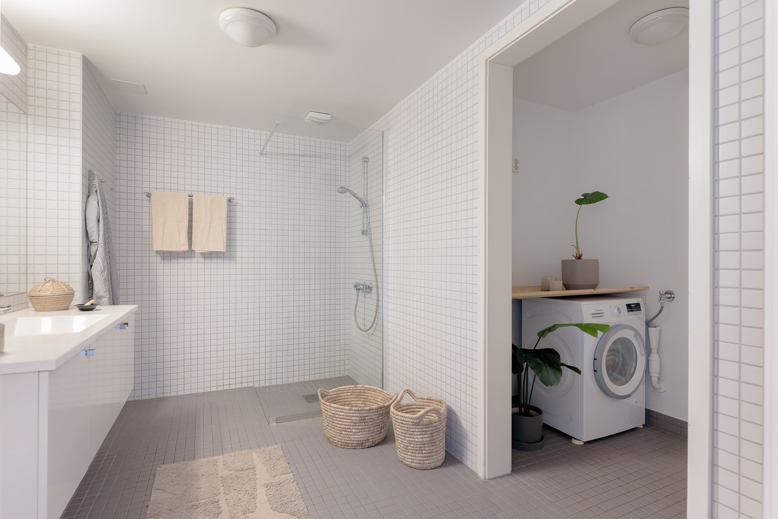 Egen nisje med plass for vaskemaskin og tørketrommel. Galleribilde