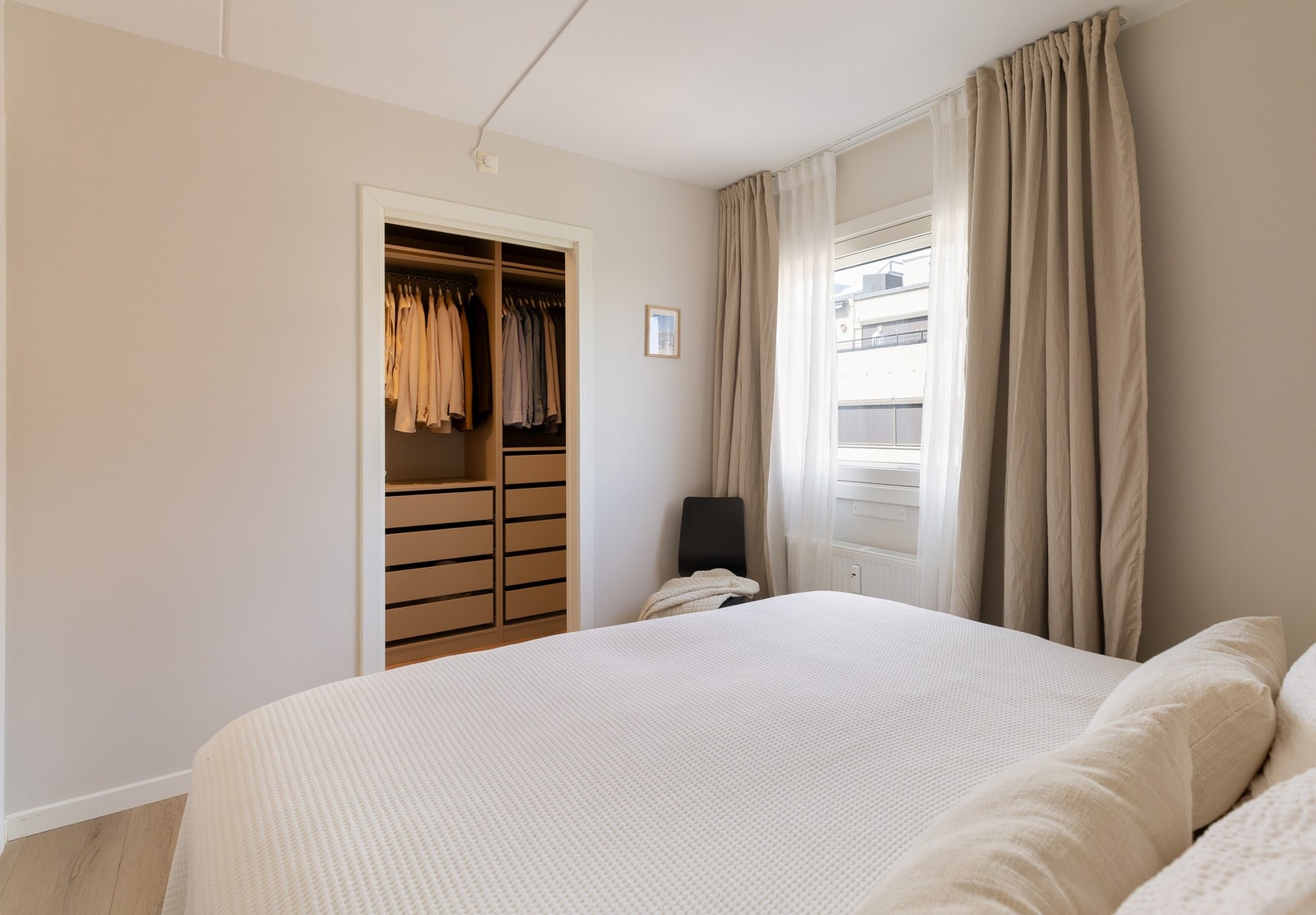Herfra er det videre adkomst til praktisk walk-in garderobe. Galleribilde