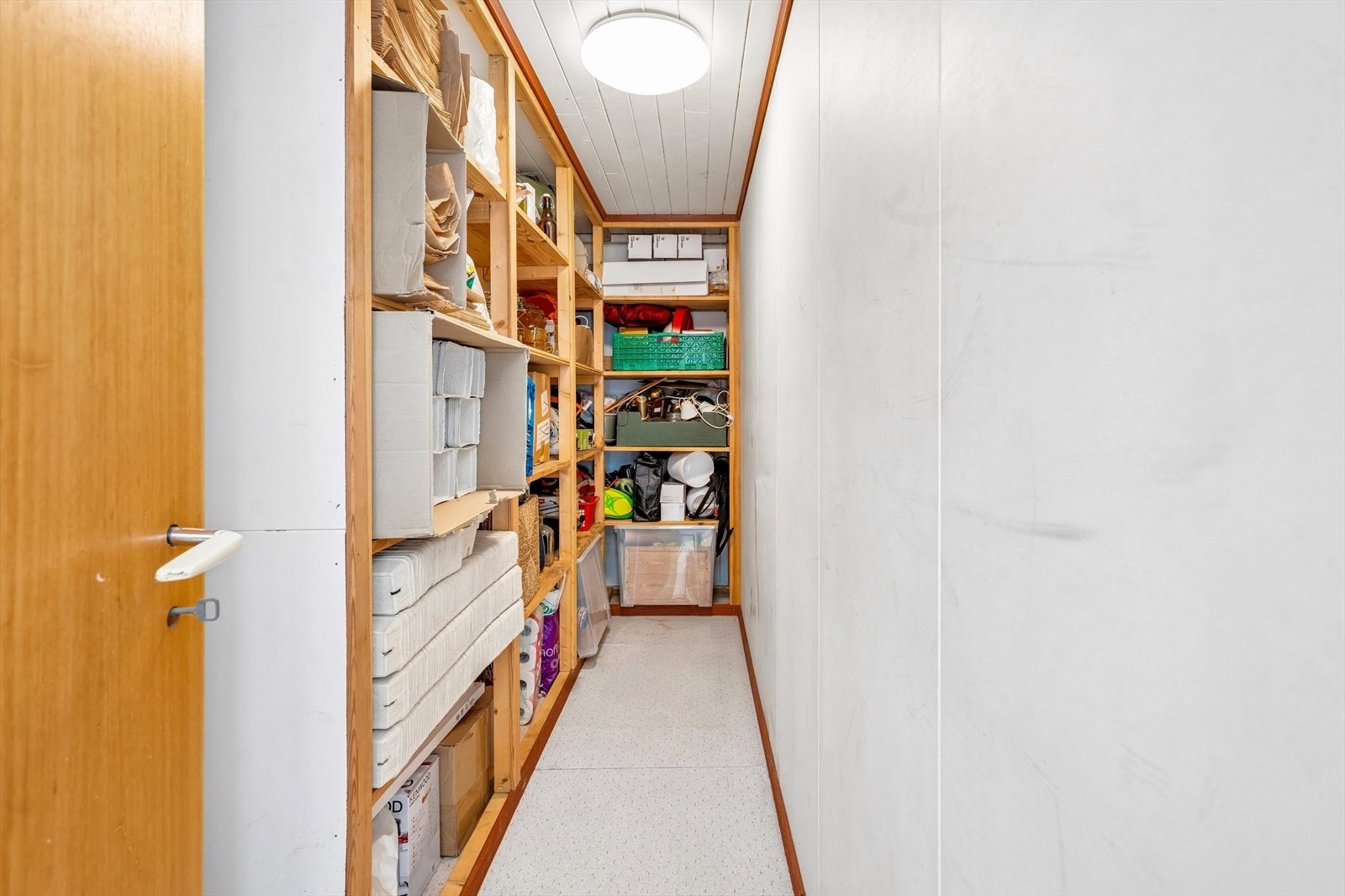 Boden har plassbygde hyller som gir gode oppbevaringsmuligheter Galleribilde