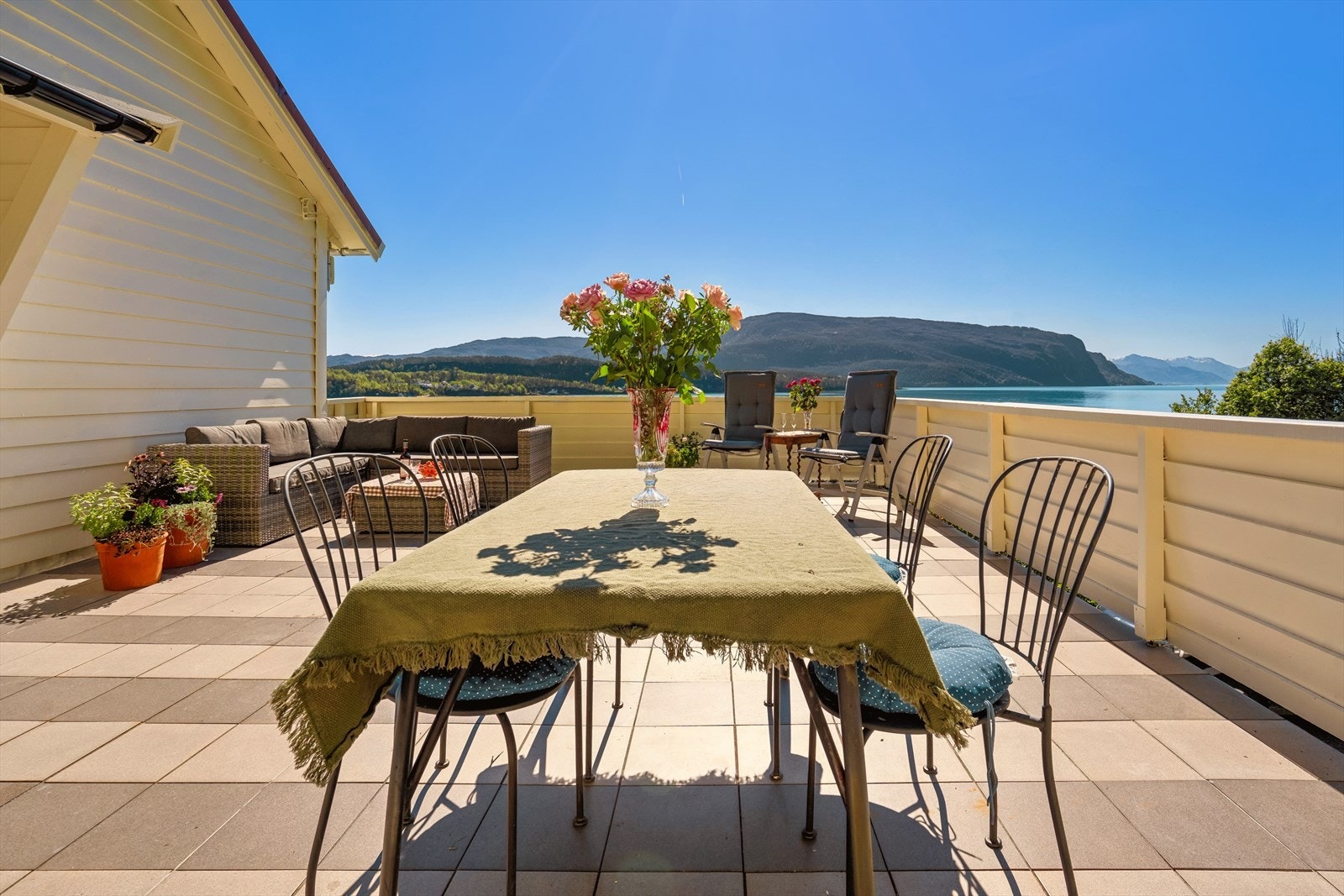 Verandaen har et flislagt dekke og byr på gode muligheter for møblering. Galleribilde