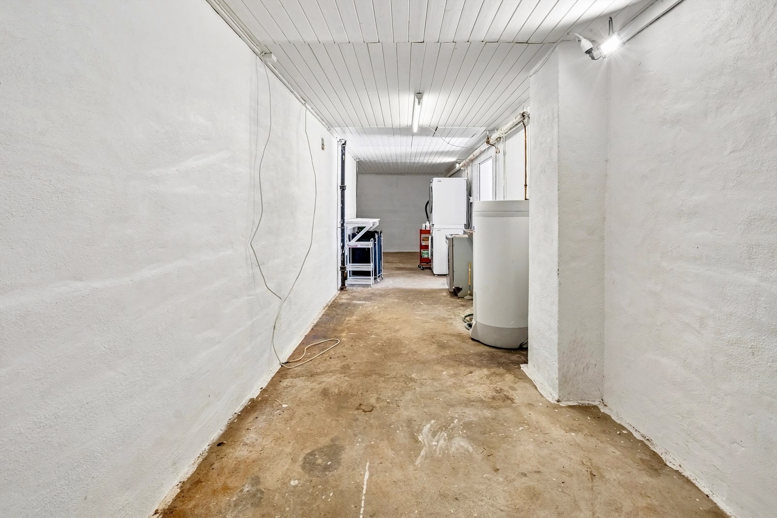 I bakkant av underetasjen er det en langstrakt vaskekjeller med svært gode lagringsmuligheter Galleribilde