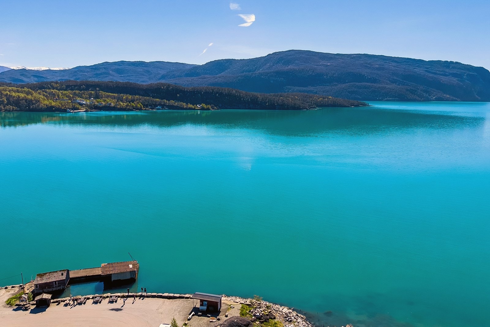 Eiendommen har en attraktiv beliggenhet like ovenfor sjøen med nydelig utsikt over fjorden Galleribilde
