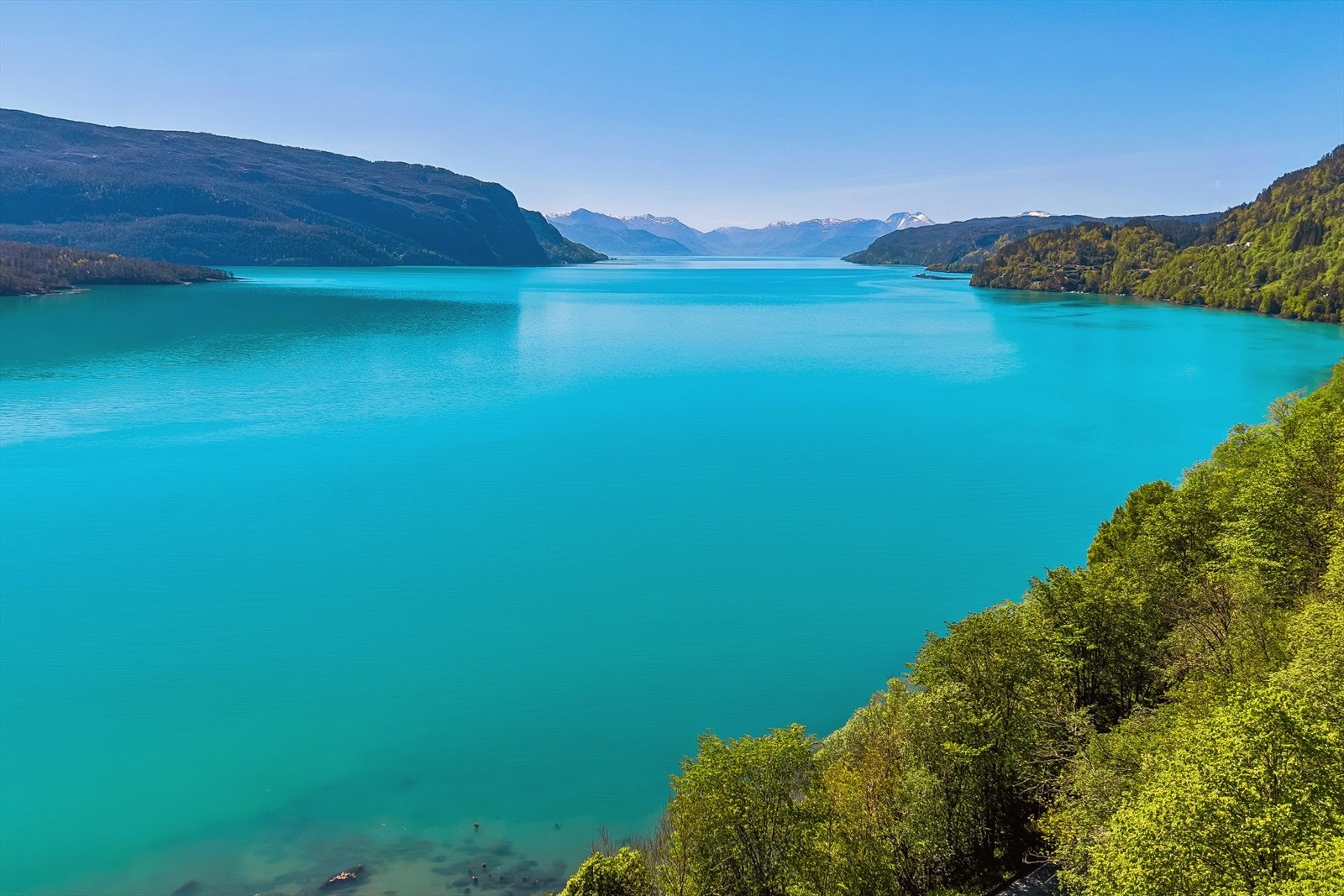 Fra eiendommen kan man nyte utsikten over den idylliske fjorden og omgivelsene. Galleribilde
