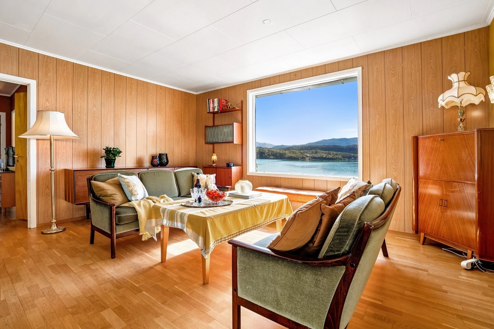 I hovedetasjen er det en romslig stue med nydelig utsikt utover fjorden Galleribilde