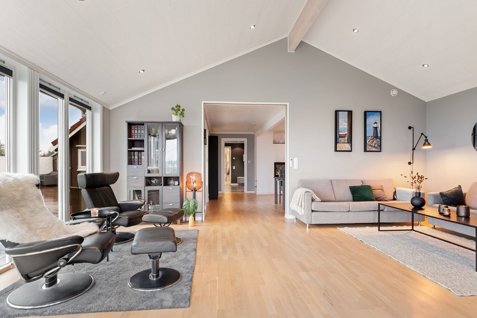 Stuen kan fint deles inn i ulike soner og det er flere møbleringsmuligheter. Galleribilde