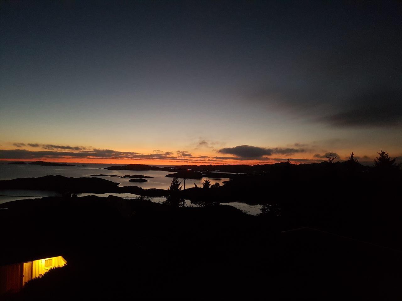 Selgers bilde av solnedgang og utsikt. Galleribilde