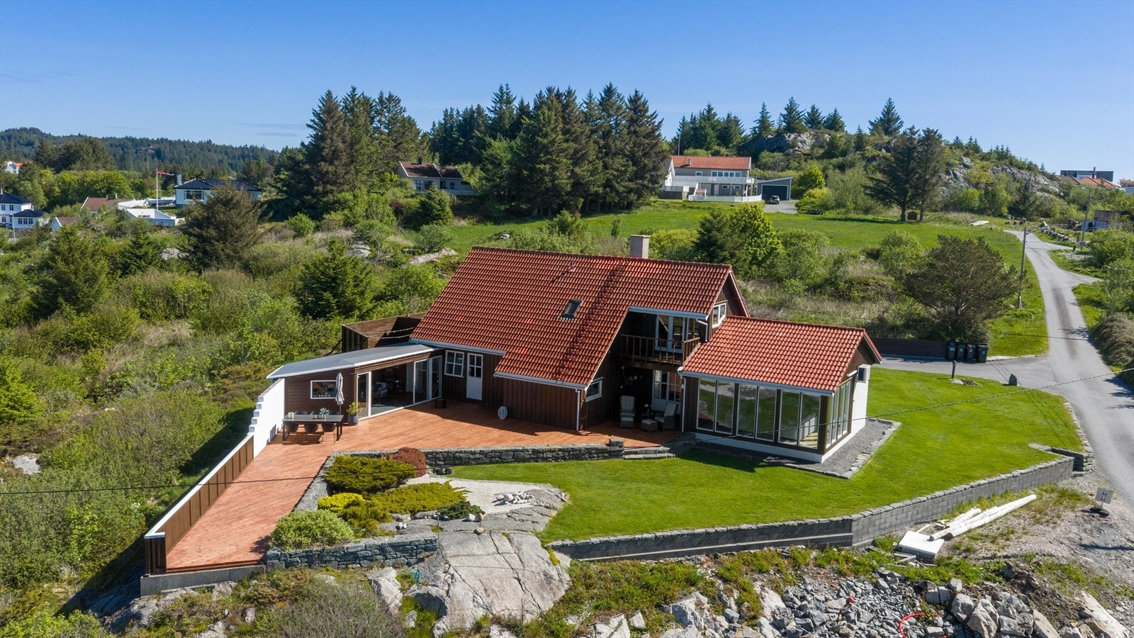 Eiendommen kan skilte med en romslig og pent opparbeidet tomt, dobbel garasje, herlig utestue og en innholdsrik og flott enebolig. Galleribilde
