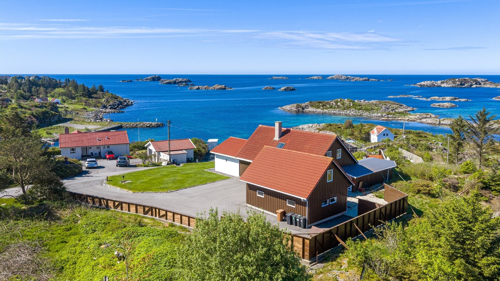 Denne flotte eneboligen ligger flott og solrikt til med fantastisk utstiktsbeliggenhet. Galleribilde