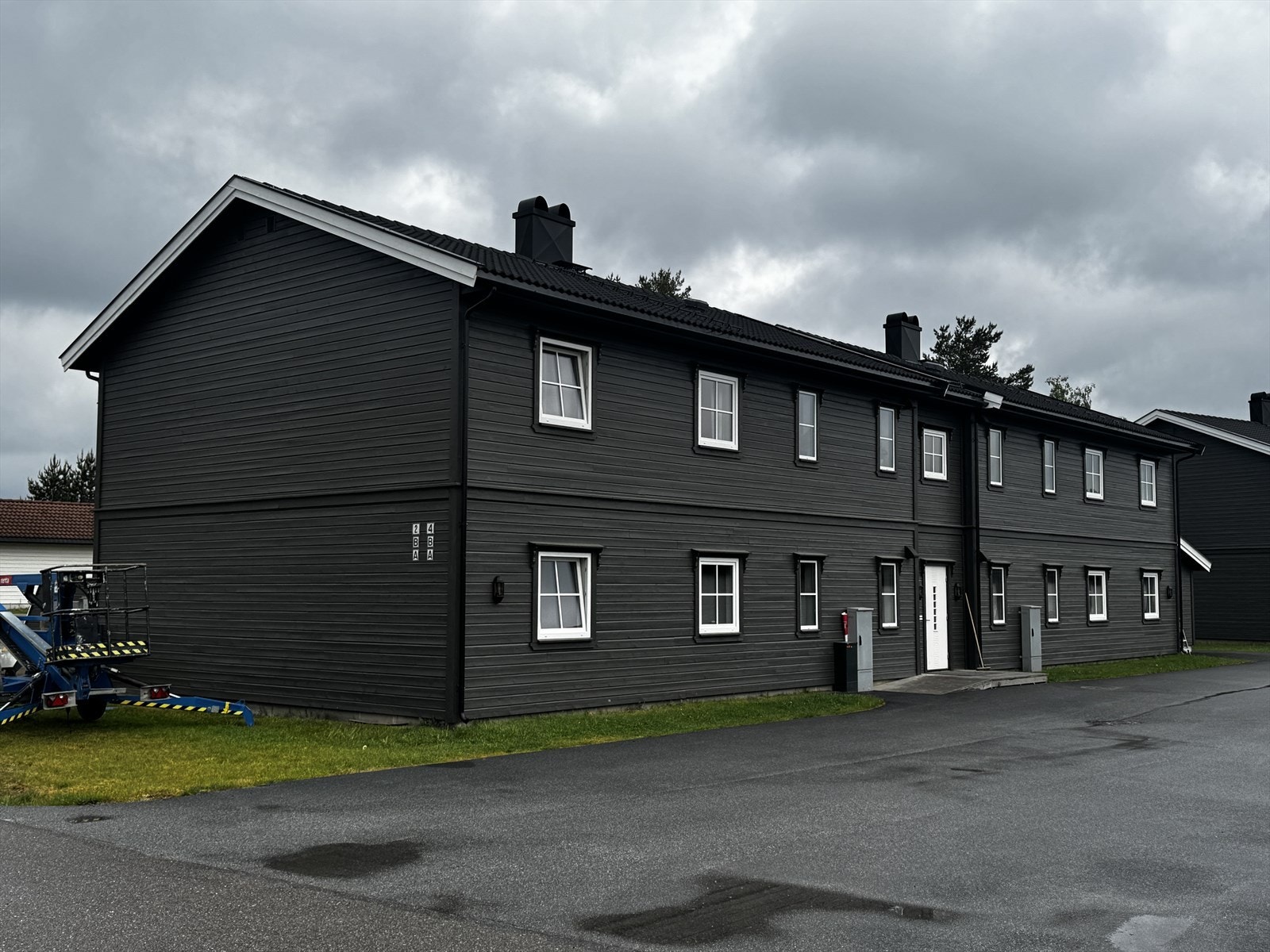 Leiligheten ligger på enden i 2.etasje. Fasaden ble nylig malt. Galleribilde