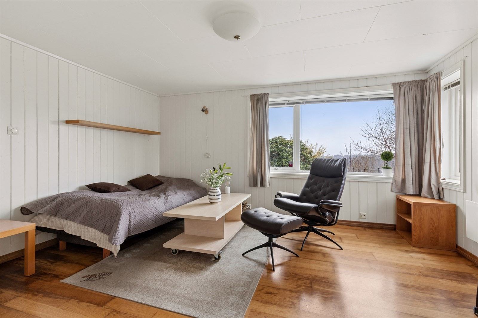 Boligen har en utleiedel i første etasje med stue/soverom, kjøkken og bad. Enheten har gitt en leieinntekt på 4500 kr/mnd. Galleribilde