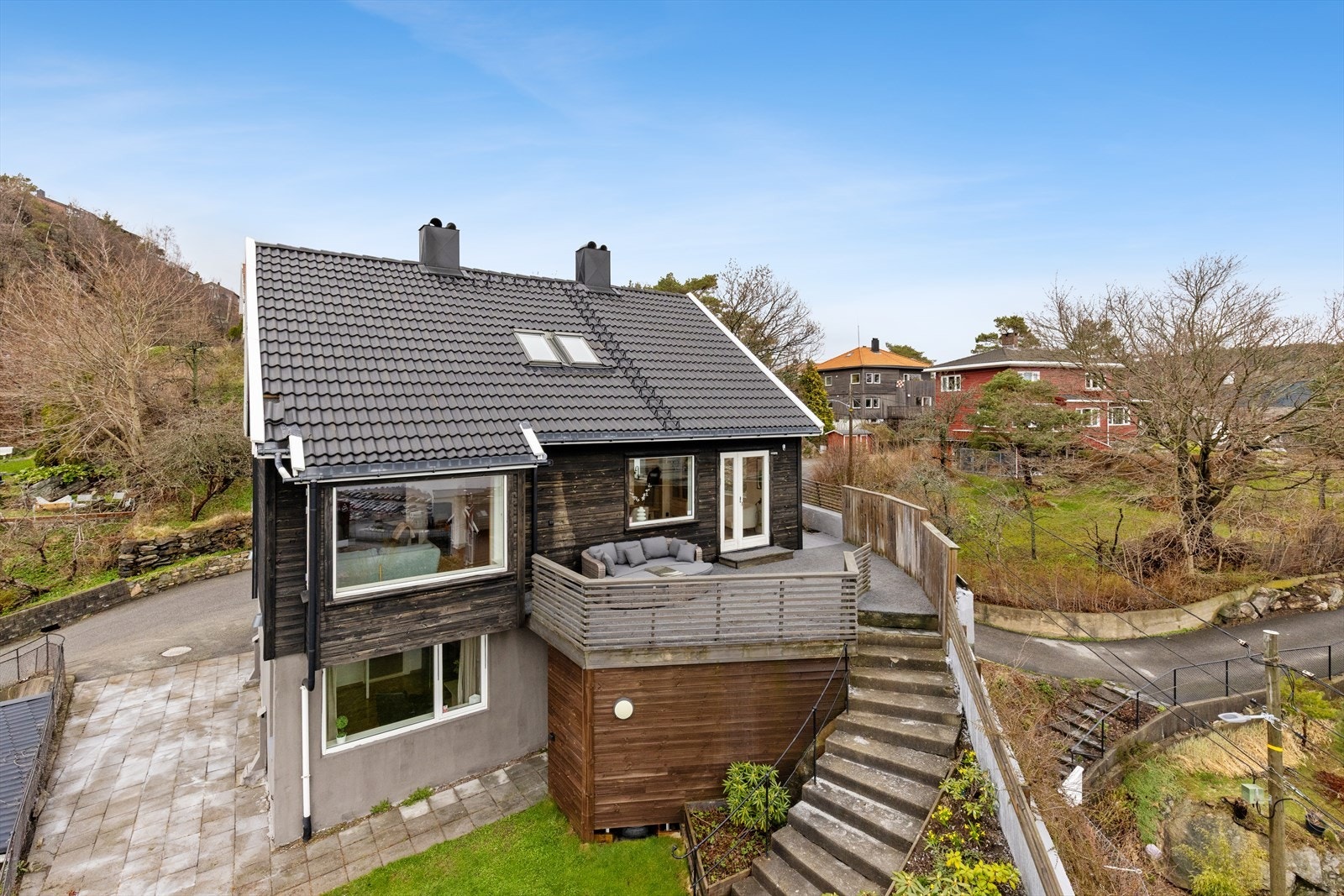 Boligen er vesentlig oppgradert, med blant annet ny, etterisolert kledning fra 2023 og taktekking fra 2011. Galleribilde