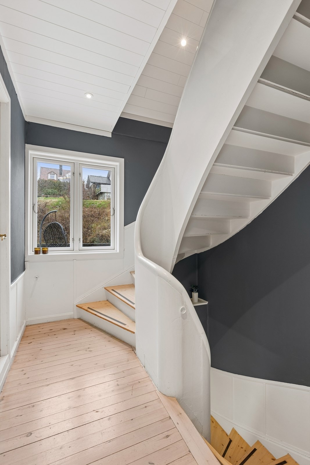 Tretrappen binder etasjene sammen. Galleribilde