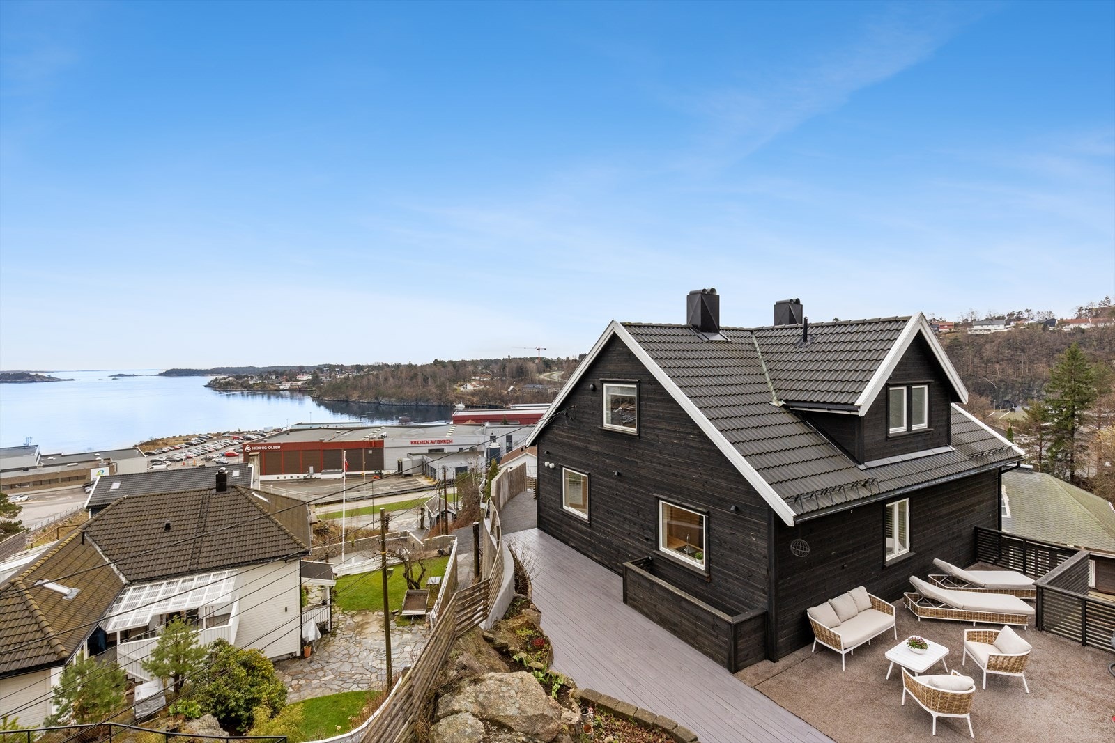 Velkommen til Hannevik Terrasse 27! En høytliggende enebolig med en fantastisk utsikt over sjøen og gode solforhold. Galleribilde