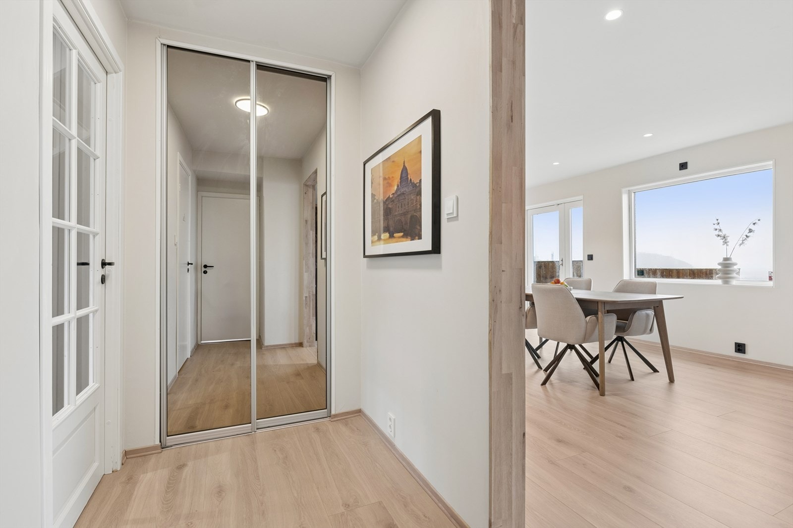 Gangen i andre etasje har skyvedørsgarderobe med speilfronter og leder inn mot stuen. Galleribilde