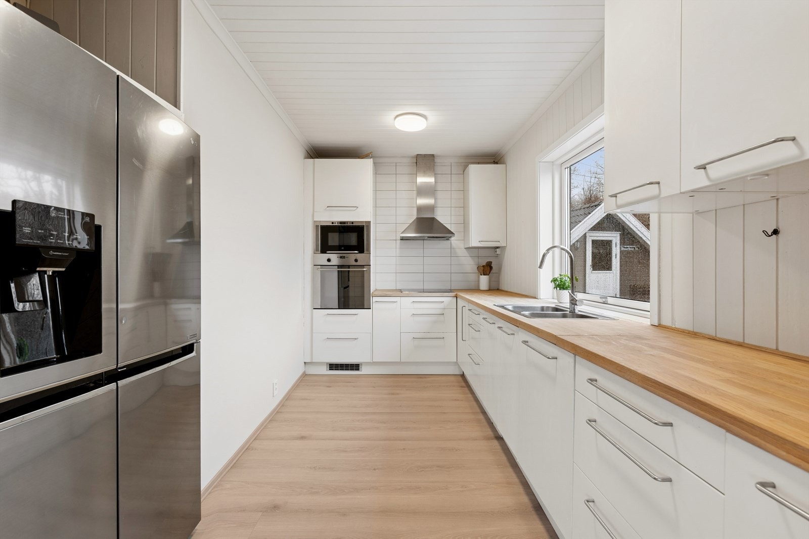 Kjøkkenet har rikelig med skap- og benkeplass. Galleribilde