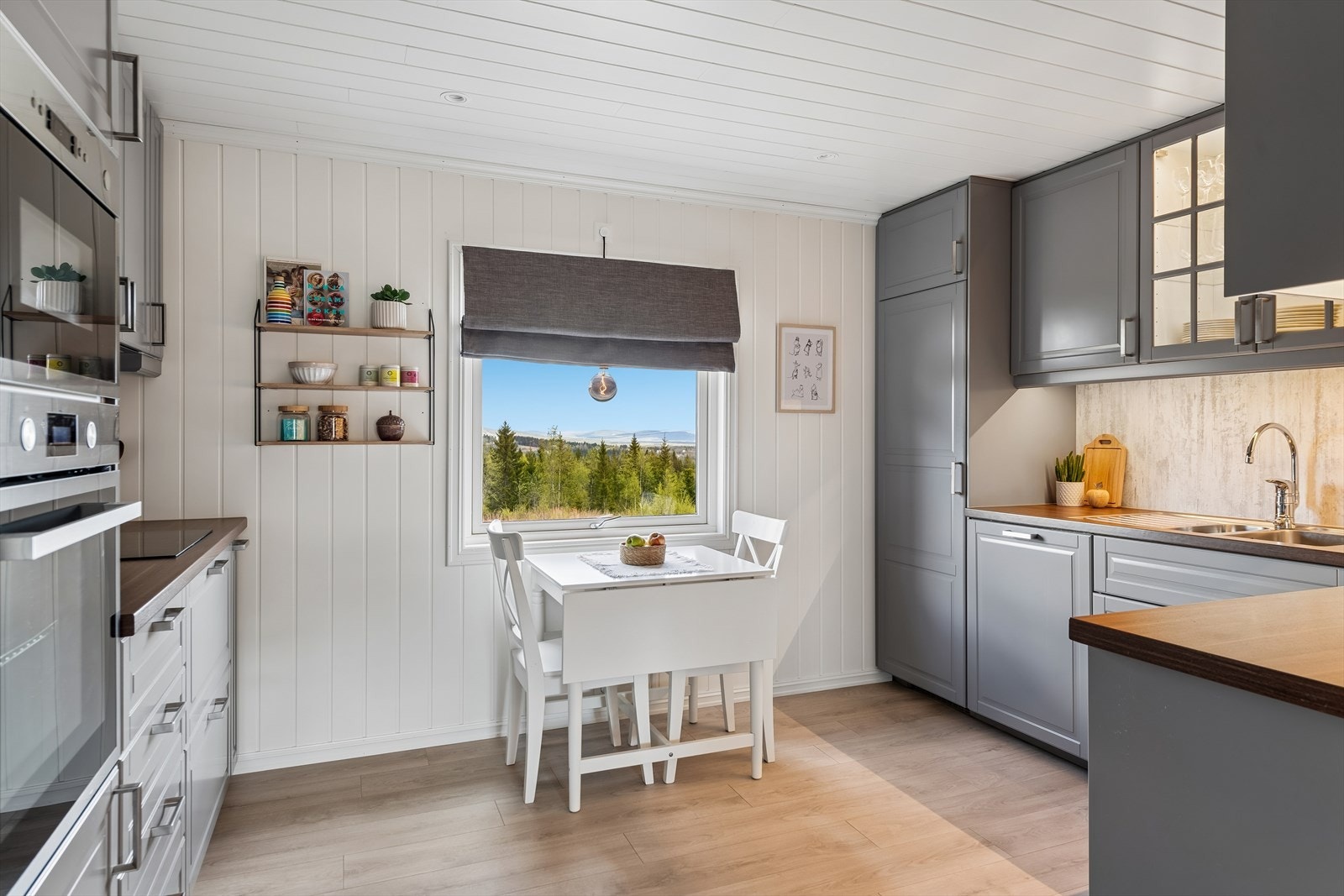 Kjøkkeninnredning fra 2019 med laminerte fronter og benkeplater. Galleribilde