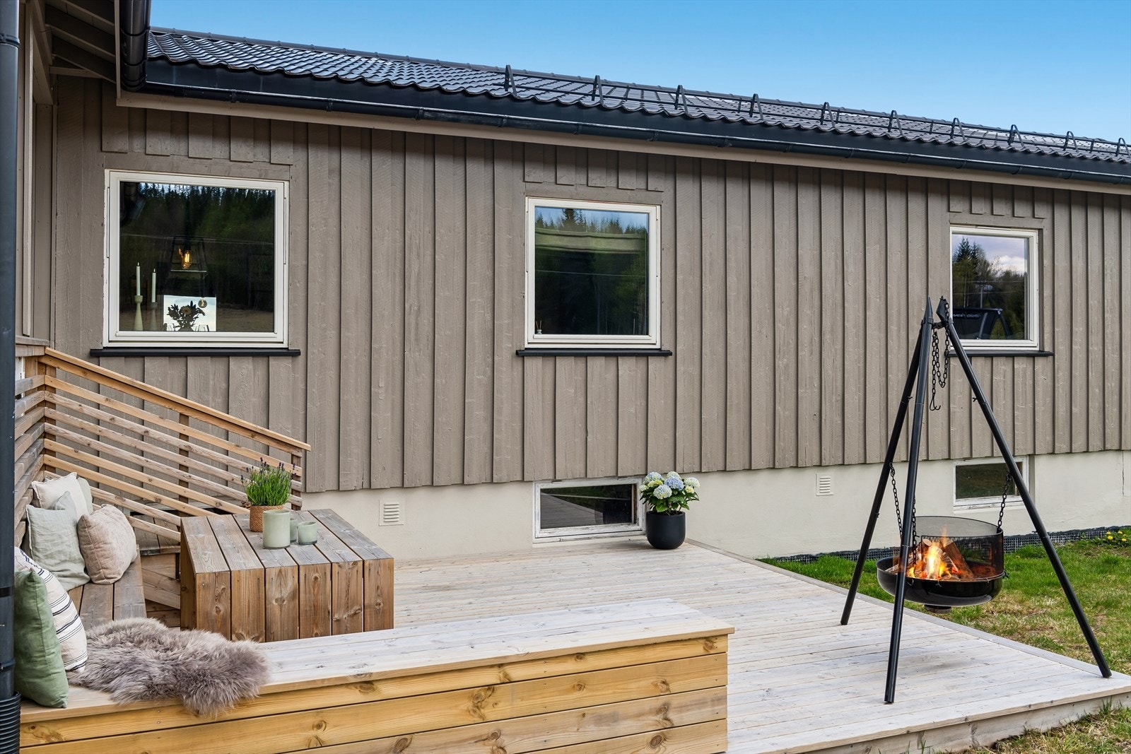 Fra den overbygde terrassen er det trapp ned til en terrasseplatting og hagen. Terrasser er ikke byggemeldt. Galleribilde