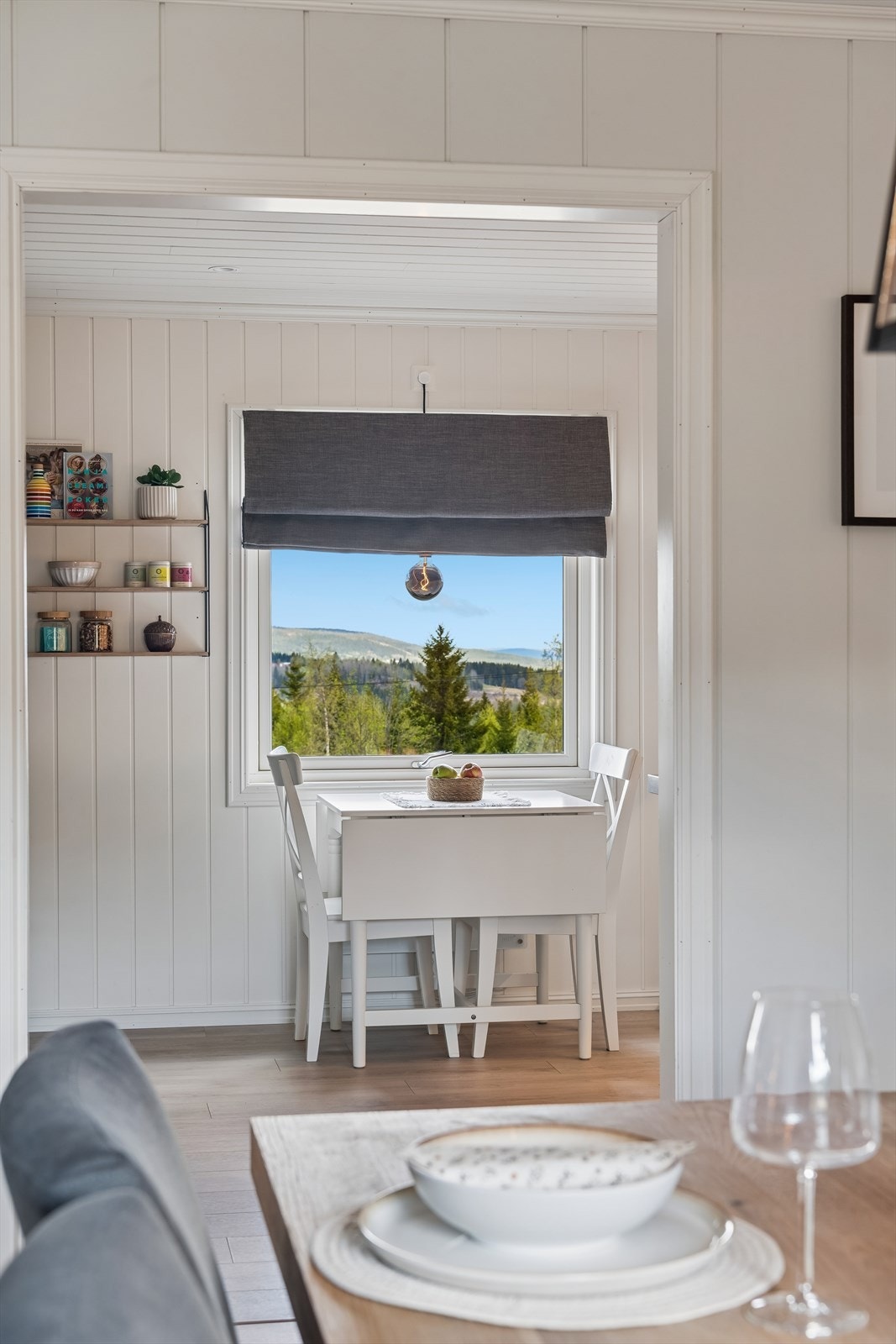 Fra stuen er det en åpen og fin overgang til kjøkkenet. Galleribilde