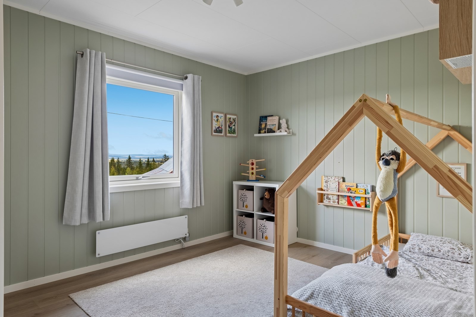 Lyst og trivelig barnerom med plass til seng og lekeareal. Galleribilde