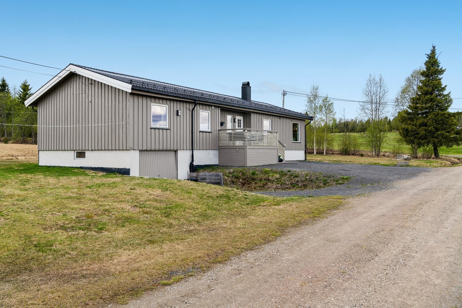 Gruset innkjøring og adkomst til den integrerte garasjen i kjelleretasjen. Kjellergarasje er ikke byggemeldt. Galleribilde