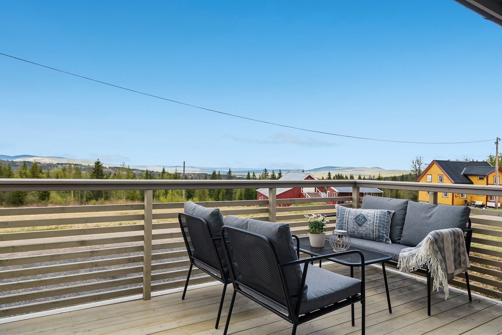 Inngangsparti med terrasse og ny trapp, som byr byr på en åpen utsikt over det omkringliggende landskapet mot øst. Galleribilde