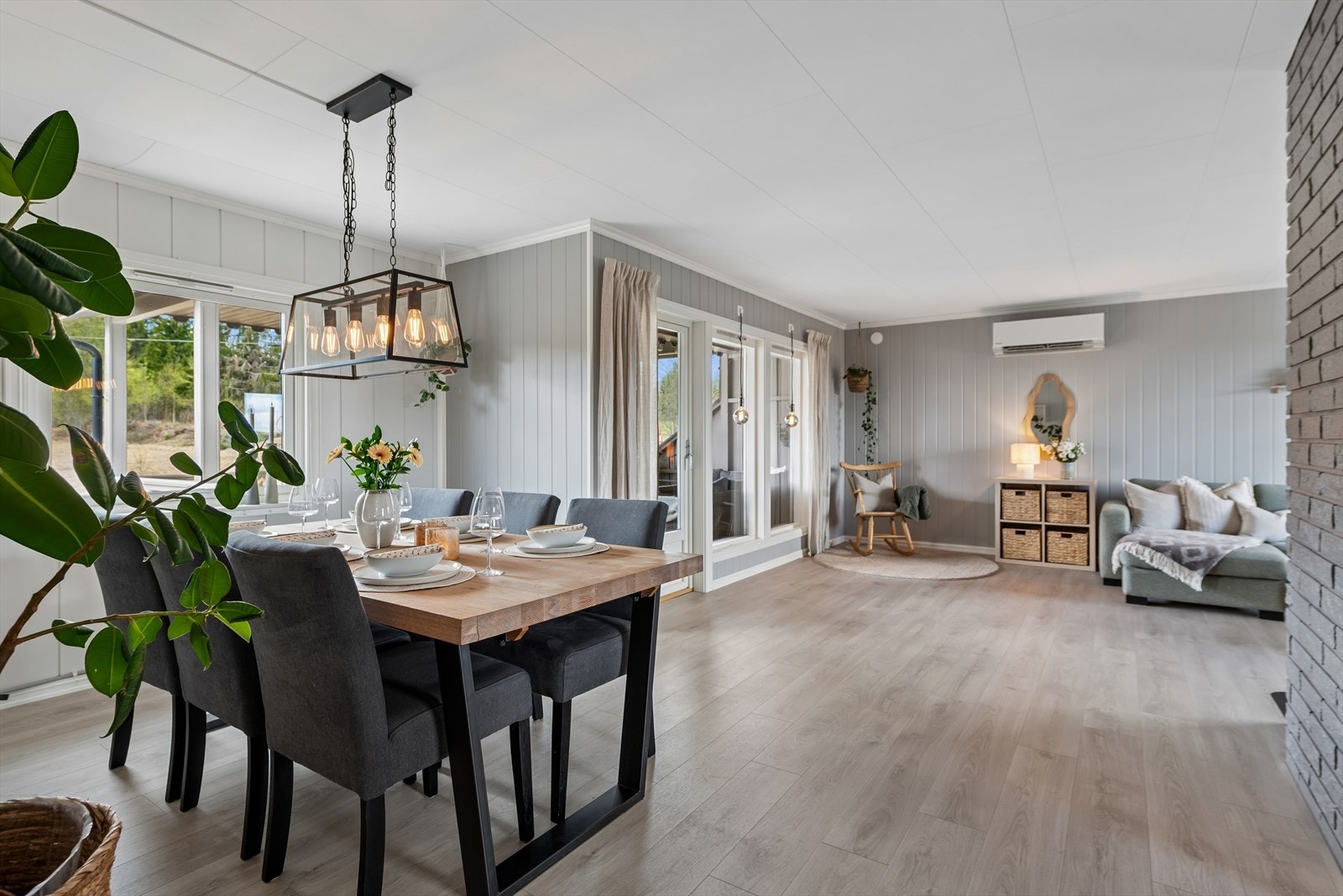 Stuen har god plass til både spisebord og sofagruppe. Ny terrassedør fra 2019 gir direkte utgang til overbygd terrasse. Galleribilde