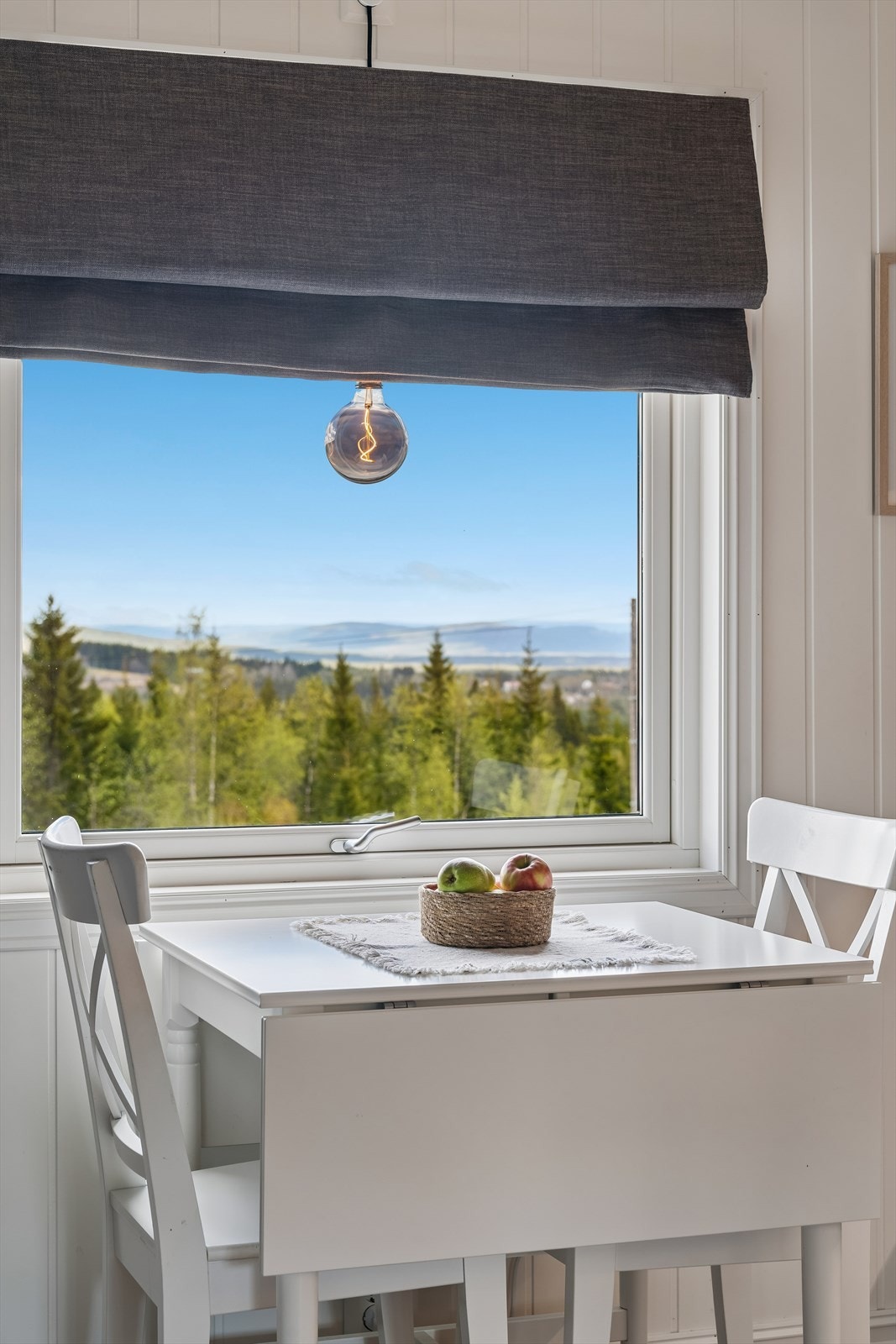 Spiseplass ved vinduet med utsikt over landskapet. Galleribilde