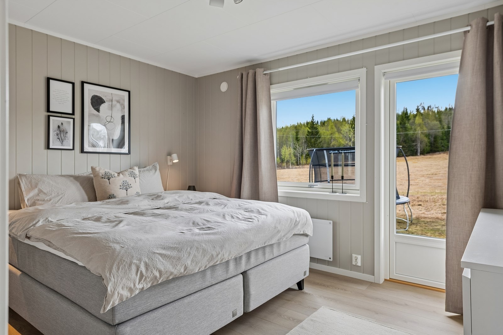 Hovedsoverom med ny terrassedør og vindu fra 2022, og direkte utgang til hagen. Trapp/terrasse utenfor mangler. Galleribilde