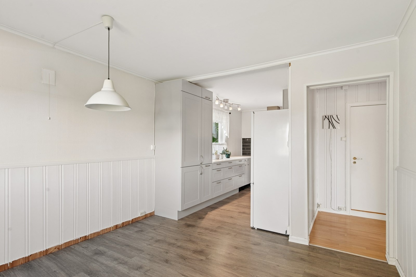 Hovedetasjen huser kjøkken, spisestue, stue, bad, gang og hall m/trapp. Galleribilde