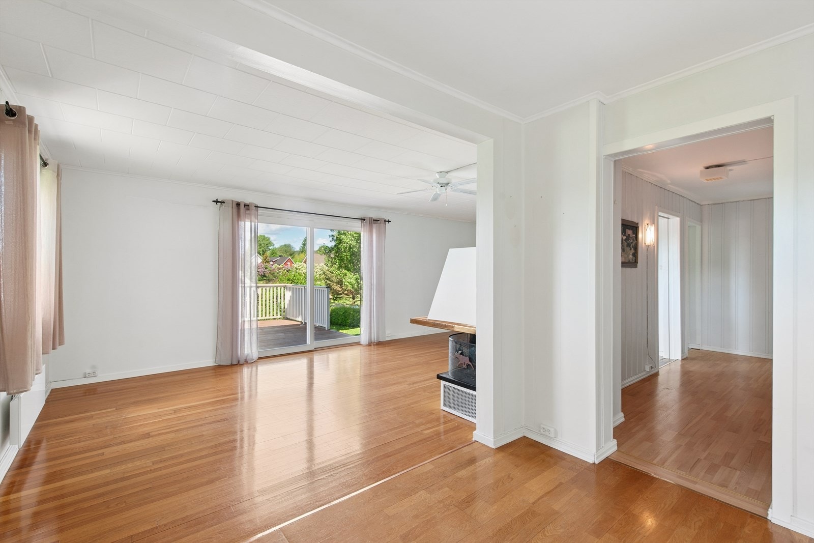Fra stuen har man direkte tilgang til terrassen og uteområdet. Galleribilde