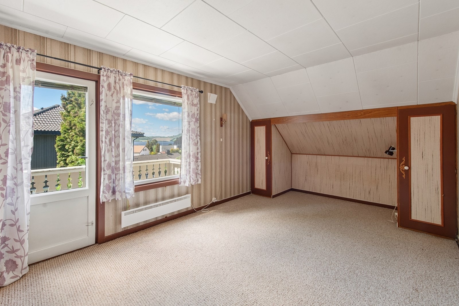2. etasje inneholder 3 soverom, loftstue, bad og gang m/trapp. Galleribilde