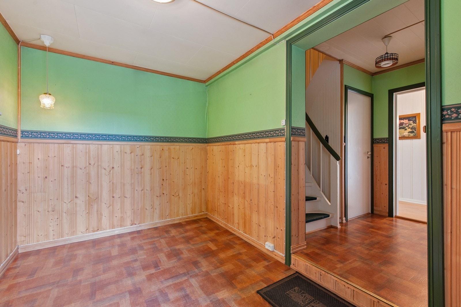 Huset er opprinnelig fra 1963, og er registrert som en tomannsbolig. Galleribilde