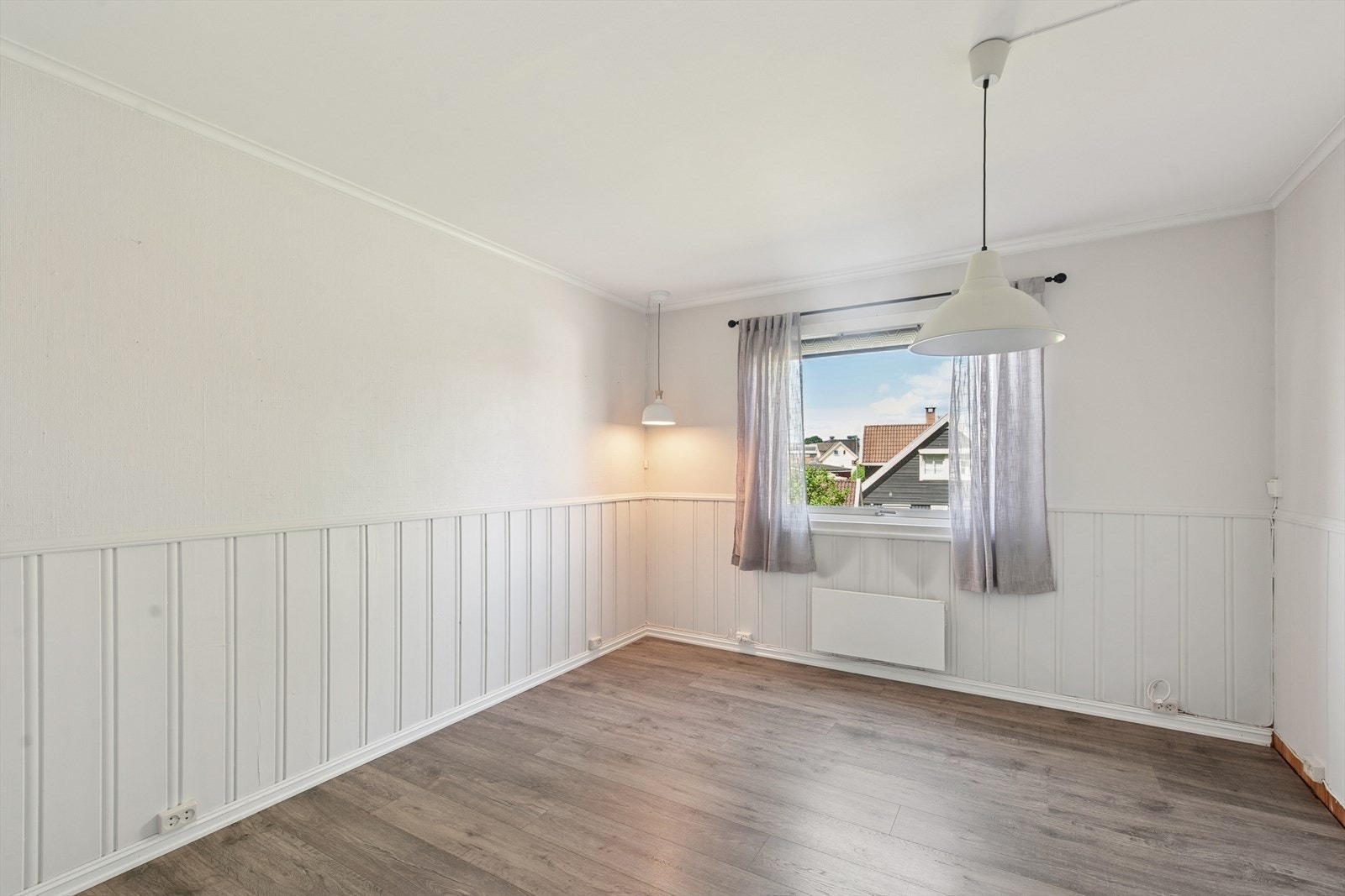 Spisestue med god plass til spisebord m/stoler. Galleribilde