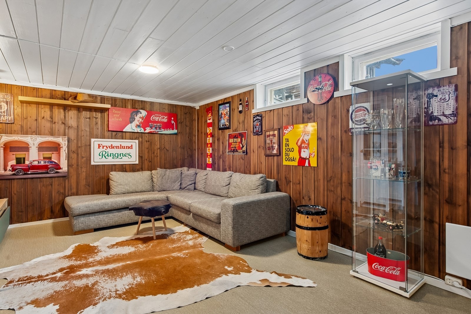 Innredet rom i kjelleren med panel på vegger og belegg på gulvet. Galleribilde