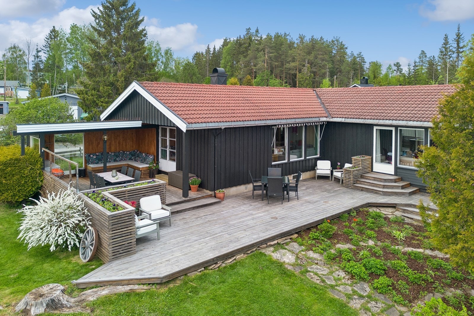 Enebolig med en stor, sørvendt terrasse på 85 m² og en romslig hage. Galleribilde
