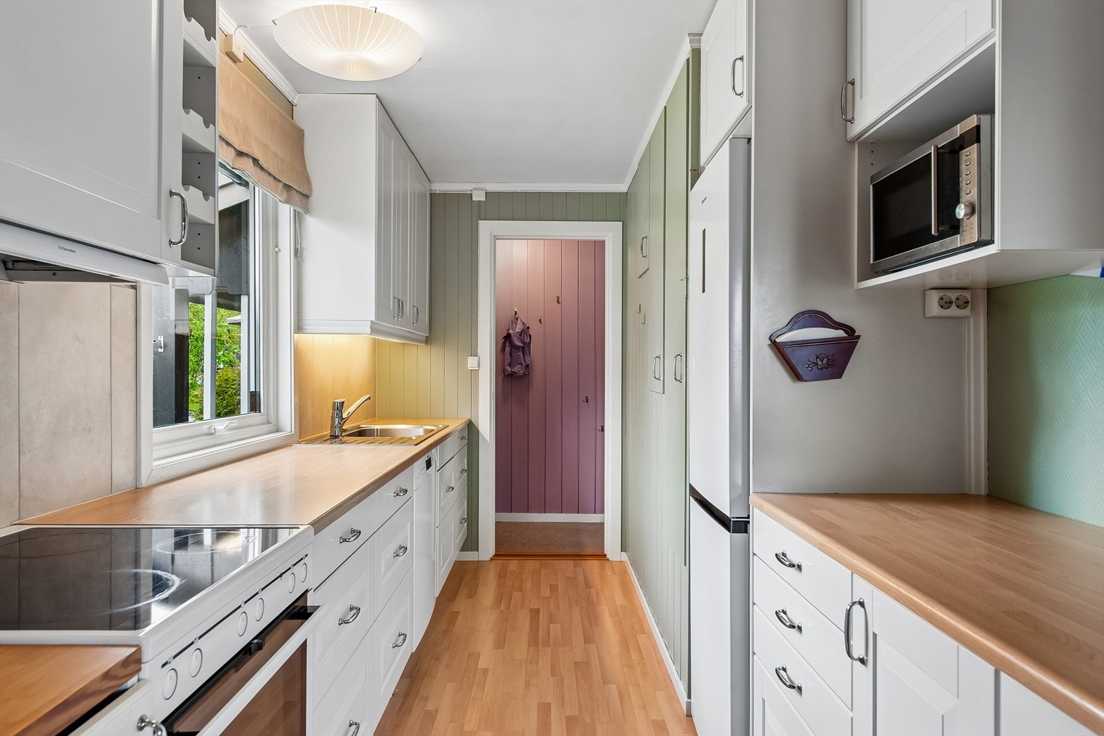 Kjøkkeninnredning fra 2008 med profilerte fronter og benkeplate i laminat. Galleribilde
