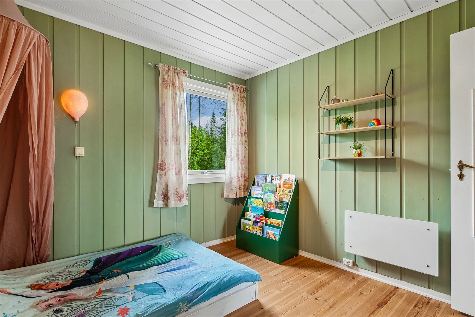 Vinduene på soverommene vender ut mot hagen og skogkanten. Galleribilde