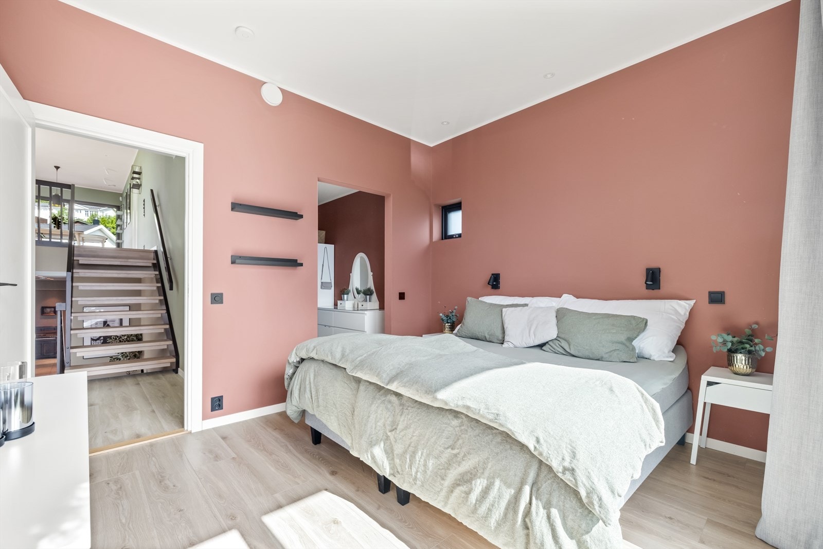 Dette soverommet har også eget walk-in closet for ekstra hverdagsluksus. Galleribilde