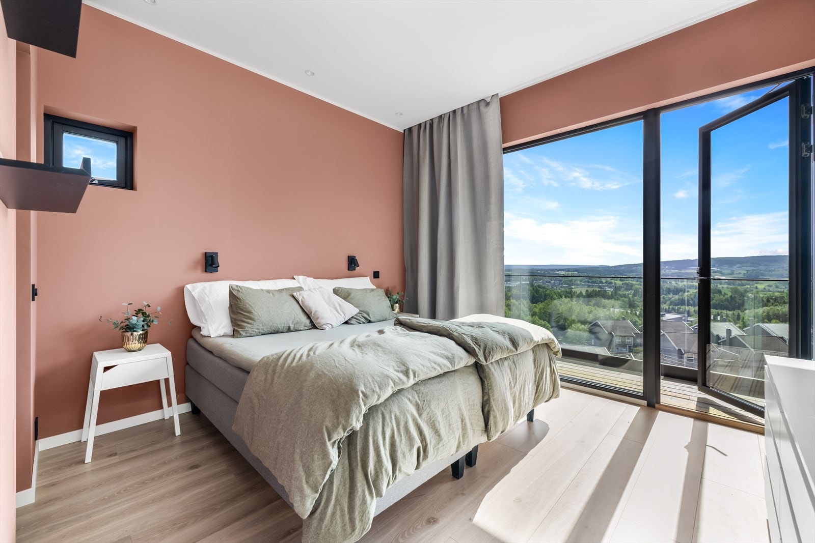 Hovedsoverommet har store vindusflater med dør ut til terrassen. Her kan man våkne til en helt fantastisk utsikt over skogskledde åser, helt uten innsyn. Galleribilde