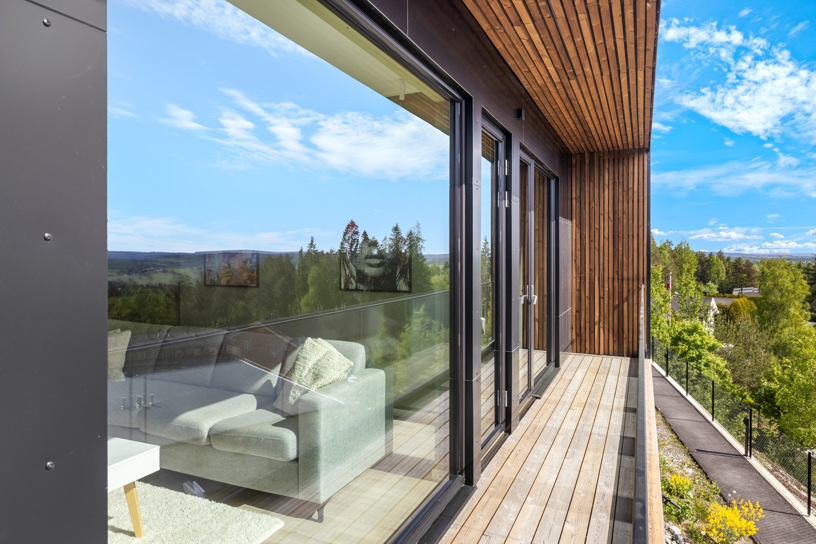 Utgang til terrasse hvor utsikten kan nytes ytterligere. Galleribilde