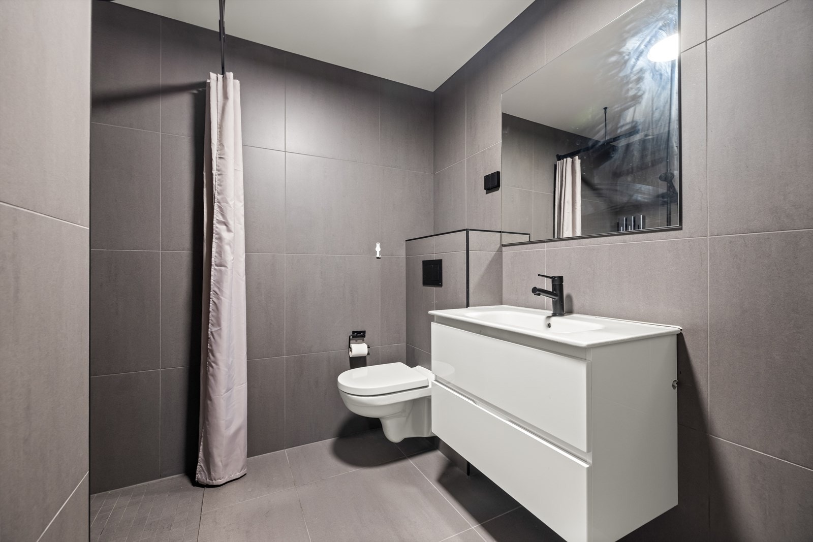 Badet tilknyttet hybelen har 60x60 flis på vegger og gulv og behagelig gulvvarme. Galleribilde
